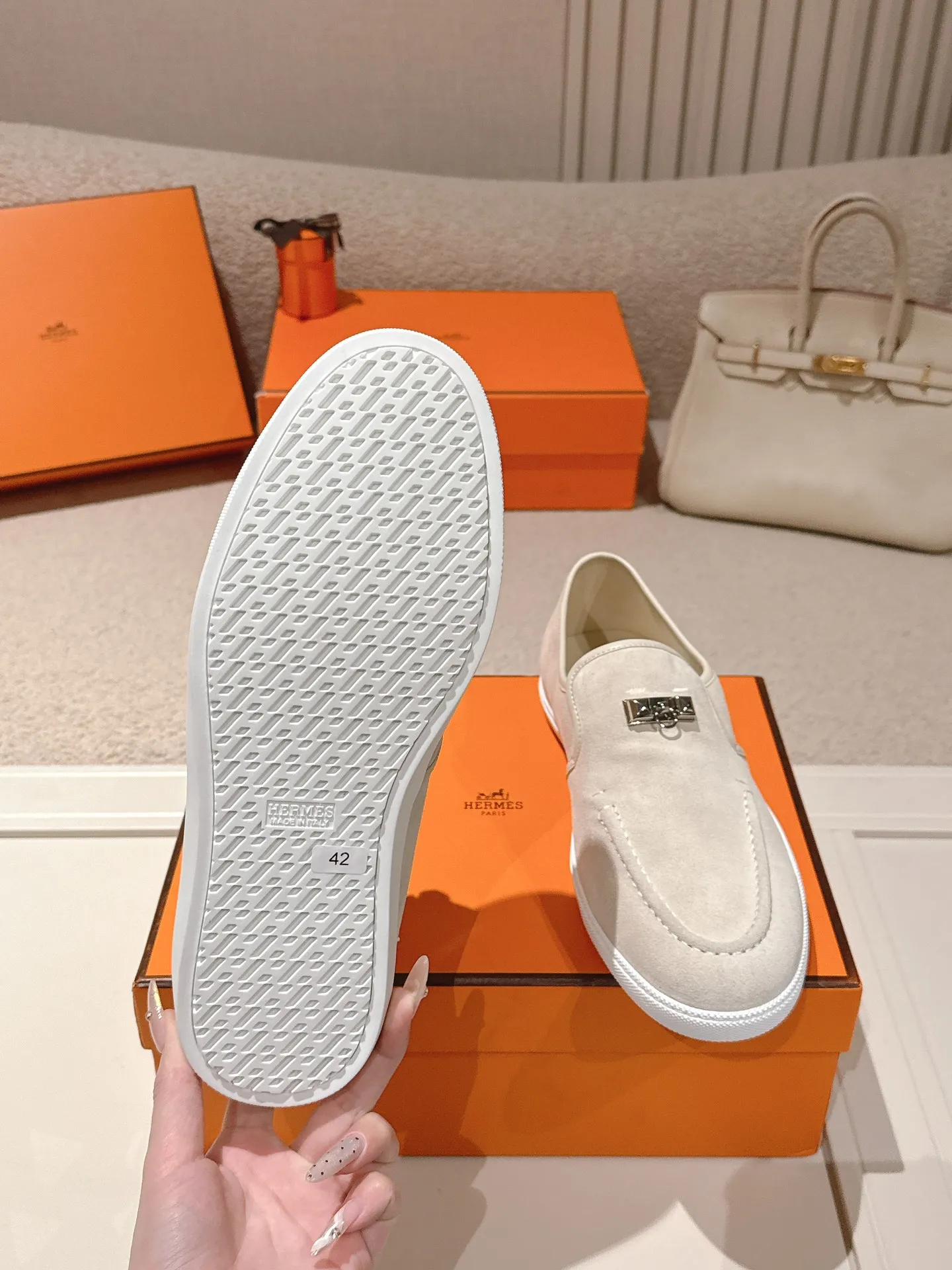 Men's Men's Shoes 600💰 Hermes# Couple Studded Loafers Calfskin and suede goatskin lace-up free sneakers with signature "H" detail. The design is simple and smooth, creating a fashionable urban look. It is comfortable and versatile. H family classics are not outdated, and the delivery counter is exquisitely packaged🛍📦 Fabric: Original customized imported first-layer cowhide/cow down Lining: Imported soft sheepskin Sole: Original open-molded anti-slip TPU material Size: 35-45